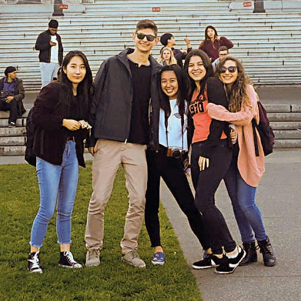 Grupo de estudiantes posando para foto en un campus